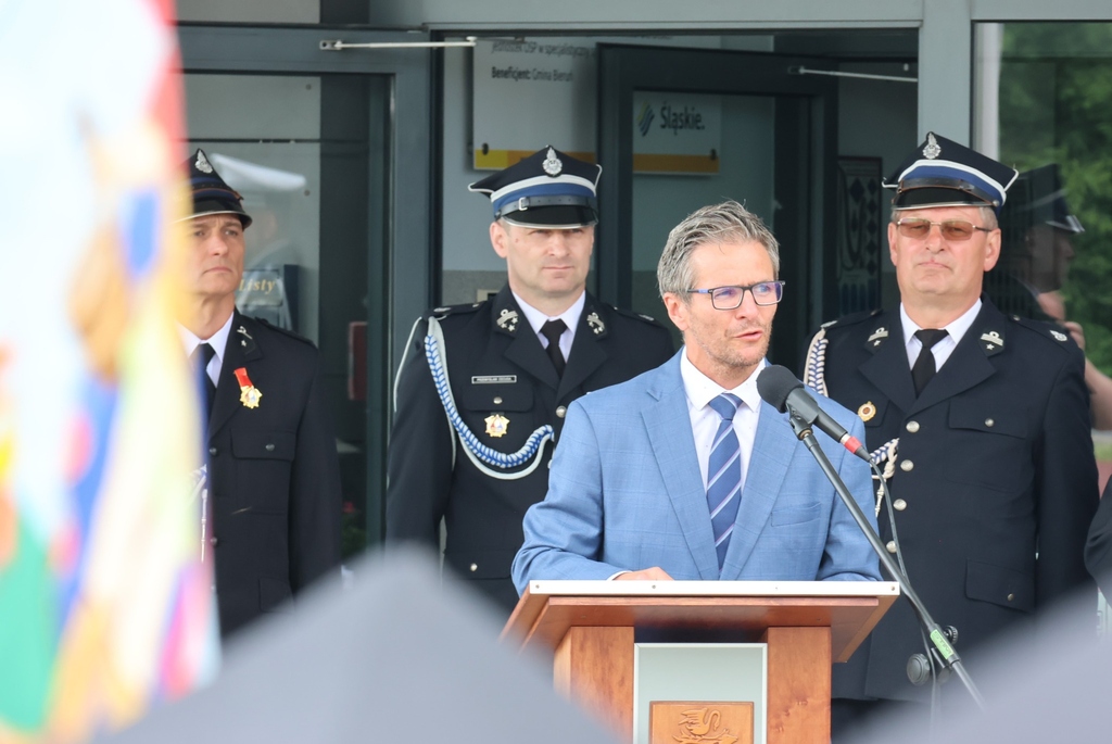 Burmistrz Bierunia Sebastian Macioł  wyraził uznanie dla roli ochotniczych straży pożarnych w zapewnianiu lokalnego bezpieczeństwa.